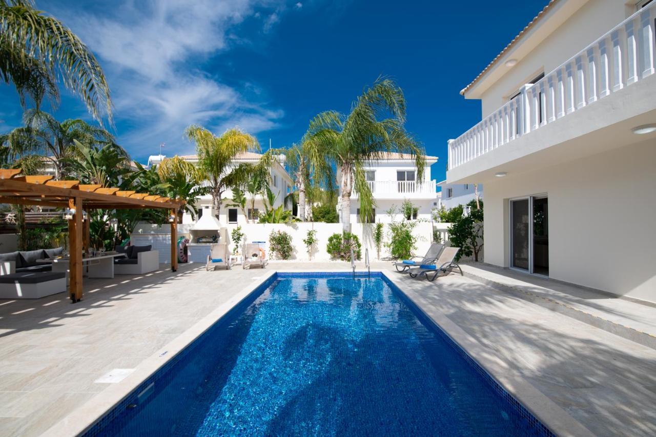 Helena Villa *