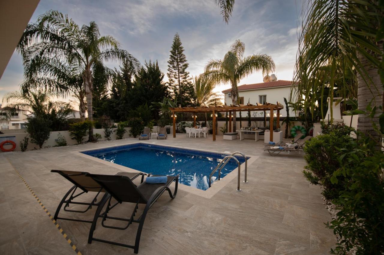 Helena Villa *