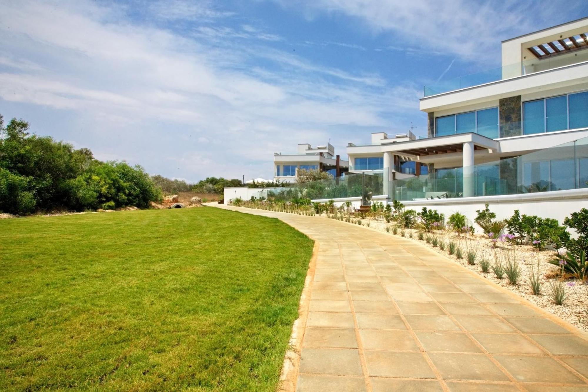 Beachfront Luxury Idania