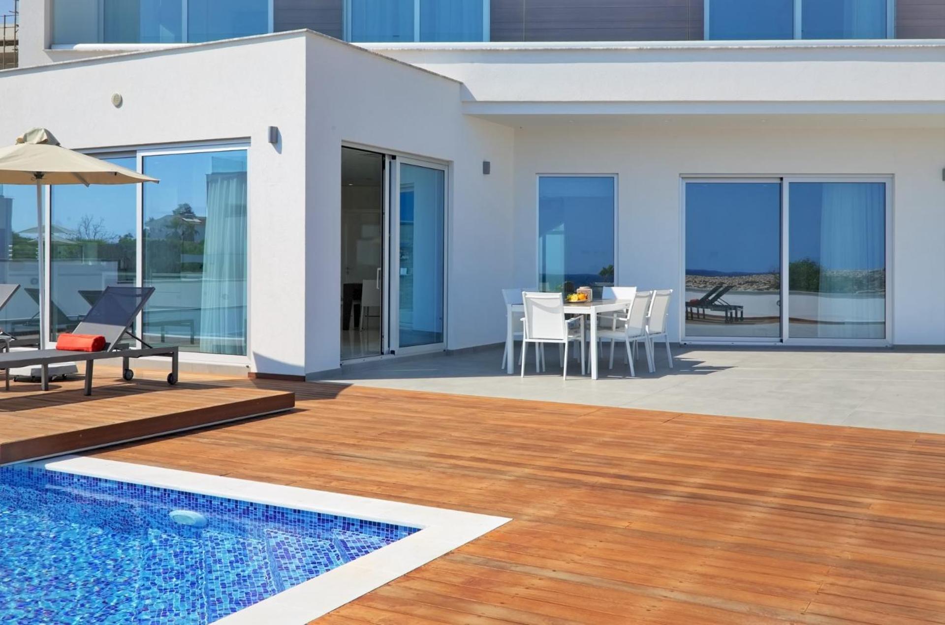Beachfront Luxury Idania