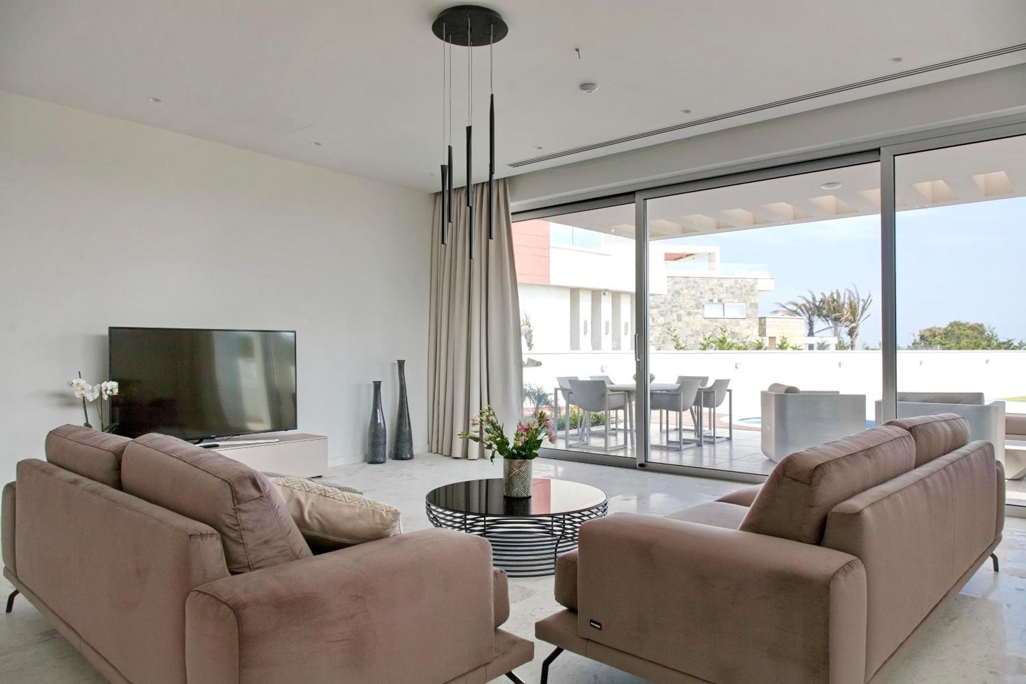 Beachfront Luxury Idania Villa *