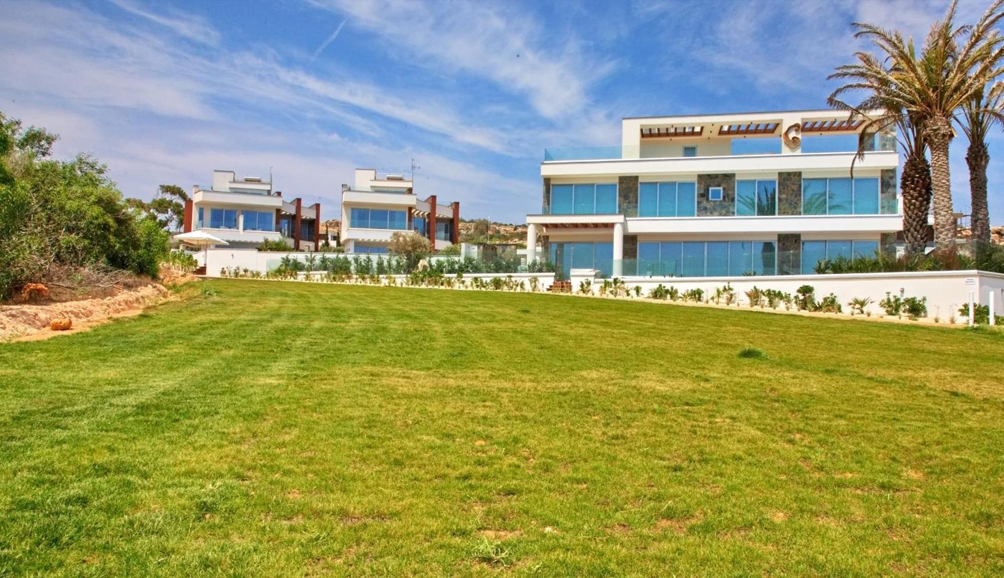 Beachfront Luxury Idania Villa *