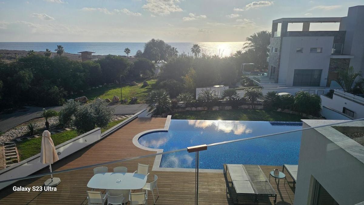 Beachfront Luxury Idania Villa *