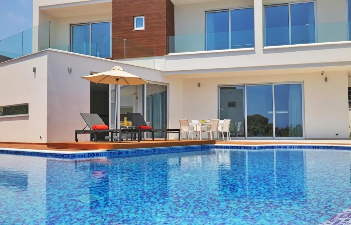 Beachfront Luxury Idania Villa *