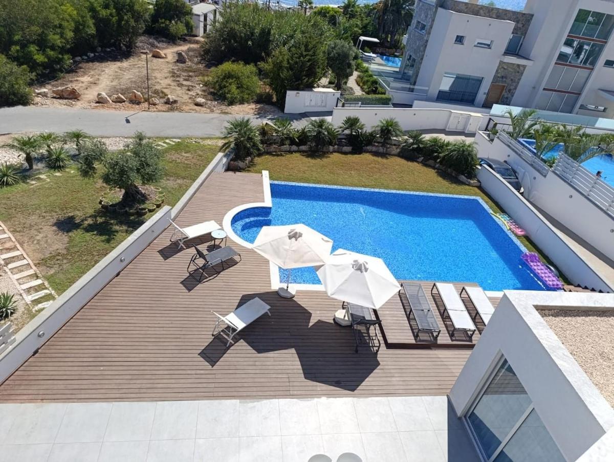 Beachfront Luxury Idania Villa *