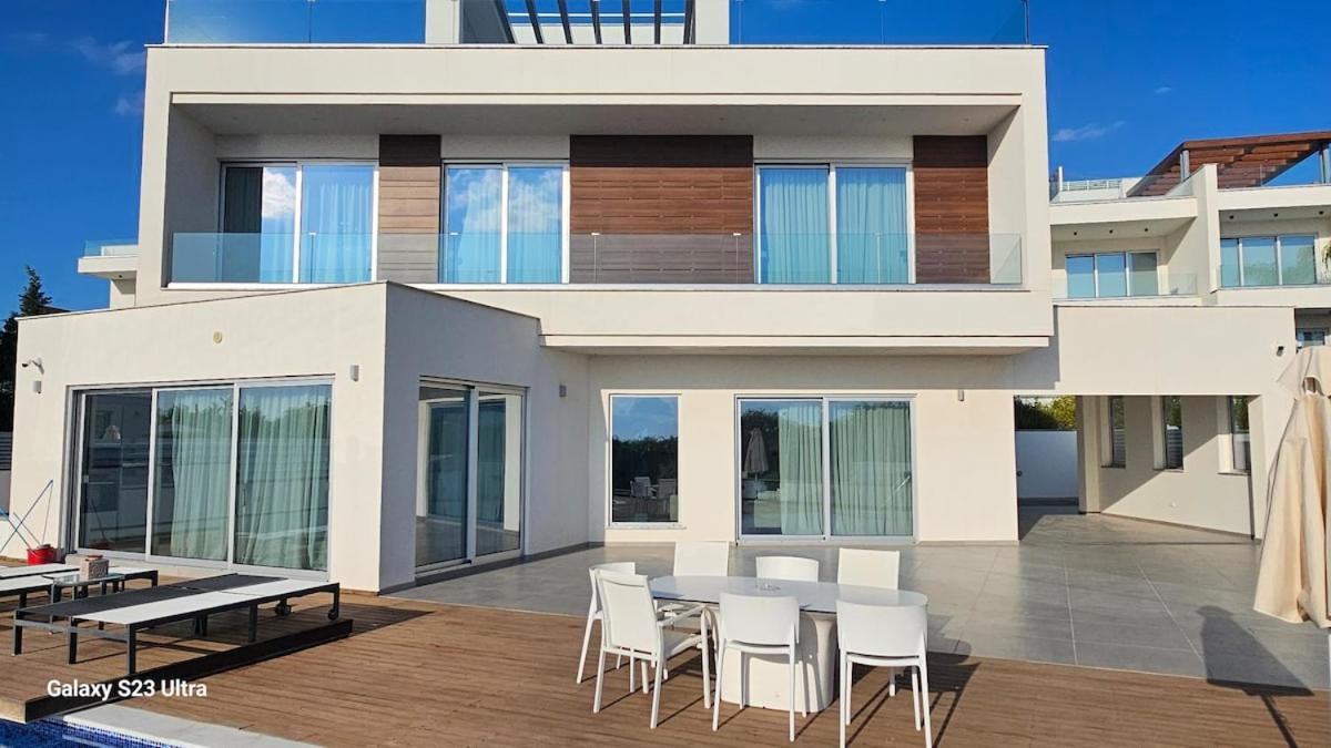 Beachfront Luxury Idania Villa