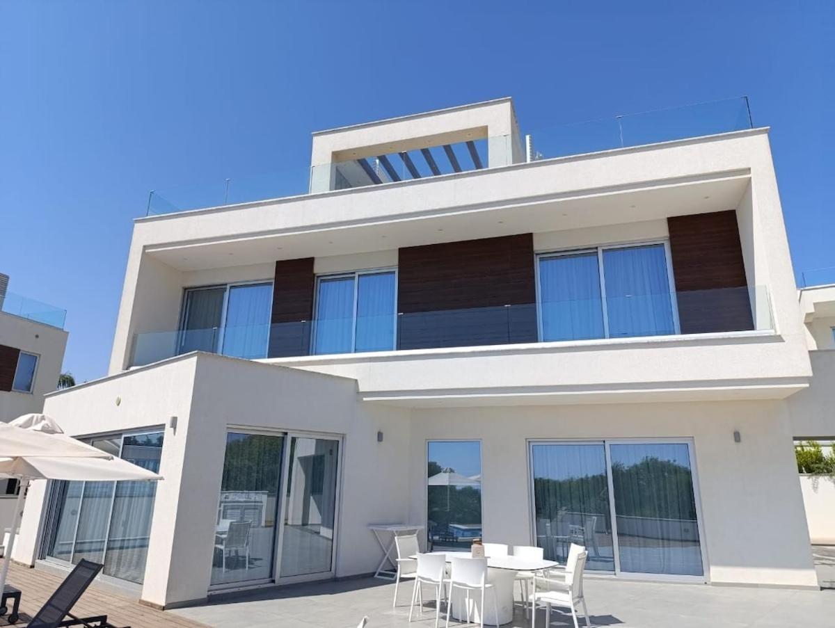 Beachfront Luxury Idania Villa *