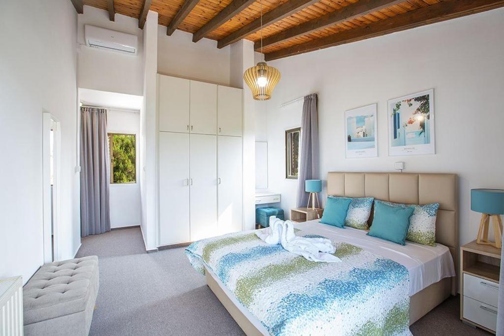 Villa Nepou - Beautiful 4 Bedroom - Located In With Private Pool *