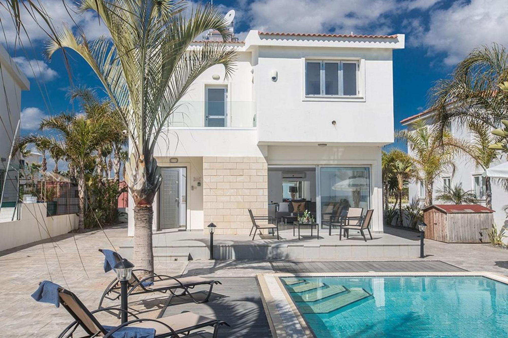 Adaman - Stunning 3 Bedroom Seafront With Pool - Close To The Villa *