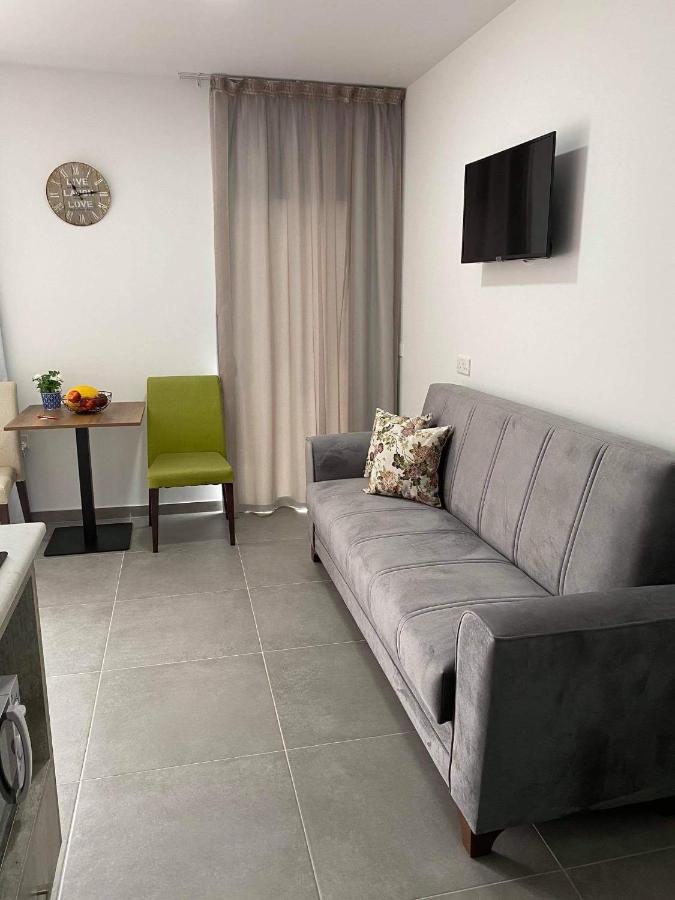 Ellenapa Apts & *