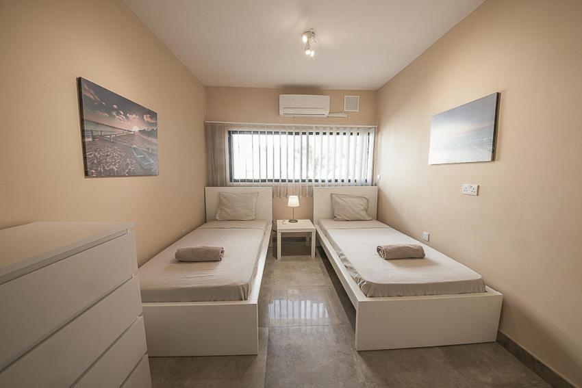 Peach Seaview 3 Bedroom Apartment *