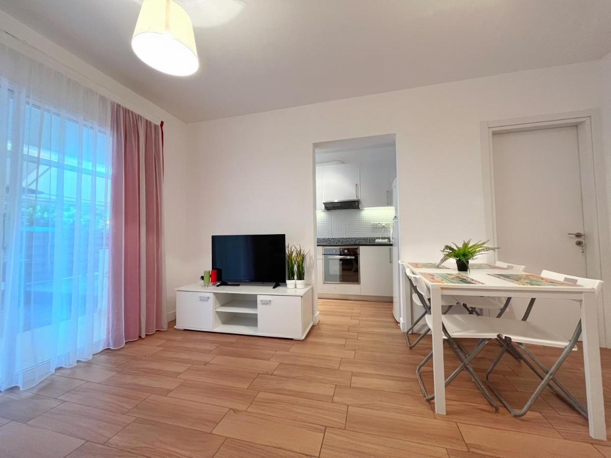 Central 2 Bedroom Apt Terrace And Pool Apartment