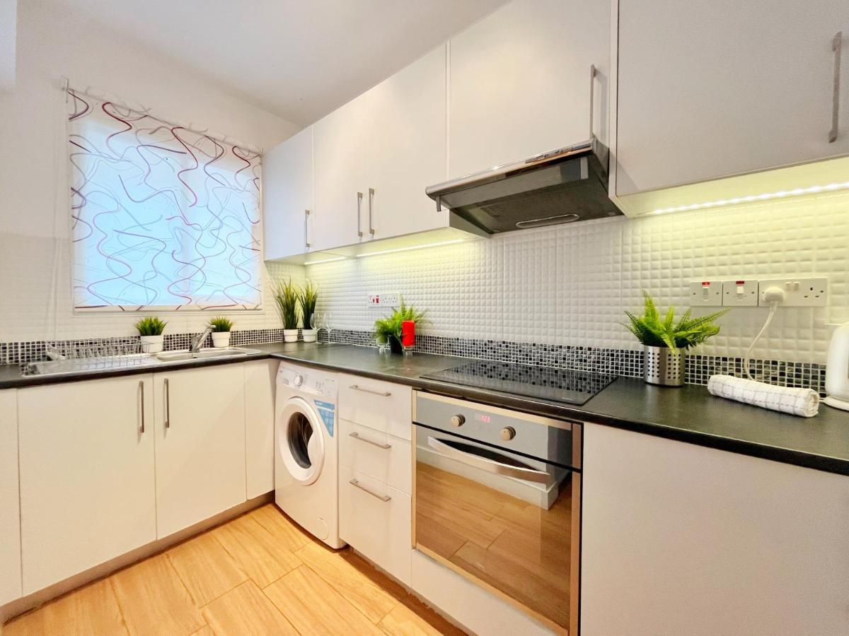 Central 2 Bedroom Apt Terrace And Pool Apartment *