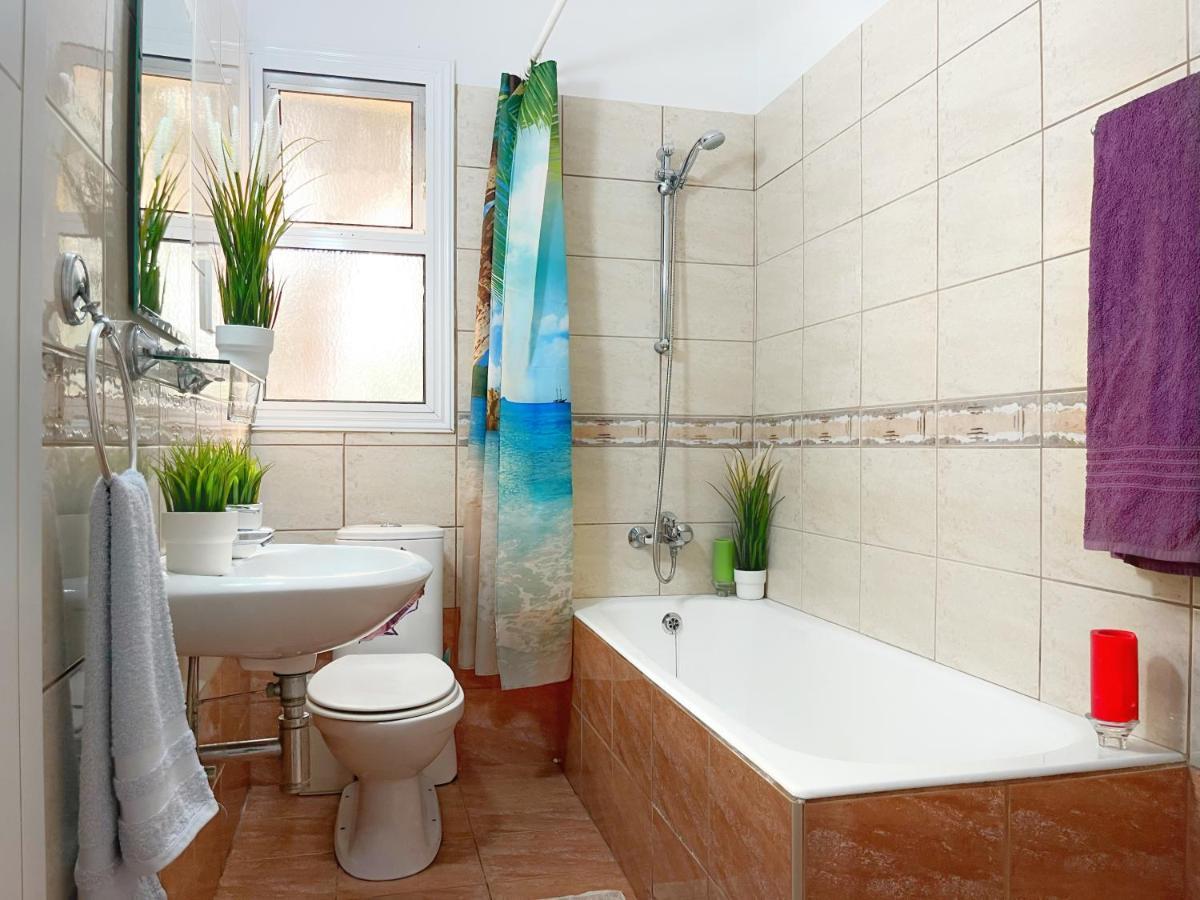 Central 2 Bedroom Apt Terrace And Pool Apartment