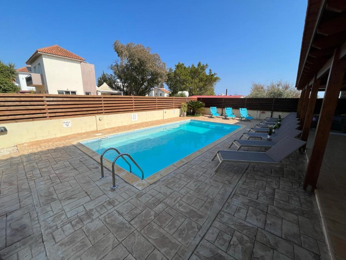 Tarracotta 4 Bedroom, Near Villa