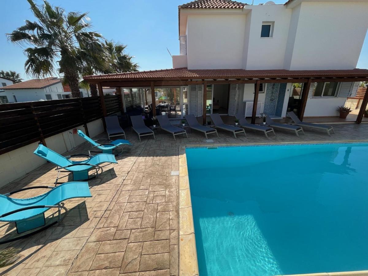 Tarracotta 4 Bedroom, Near