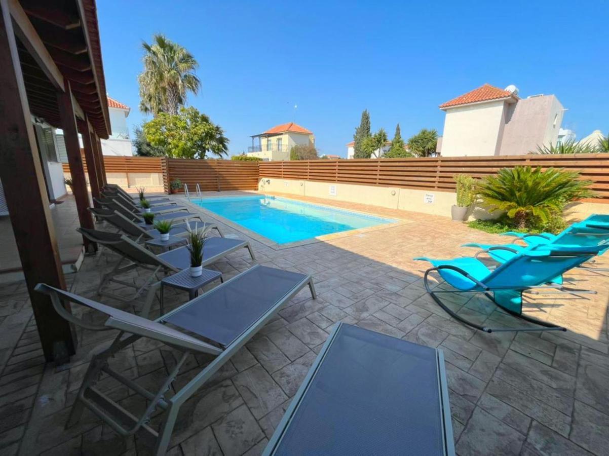 Tarracotta 4 Bedroom, Near Villa *