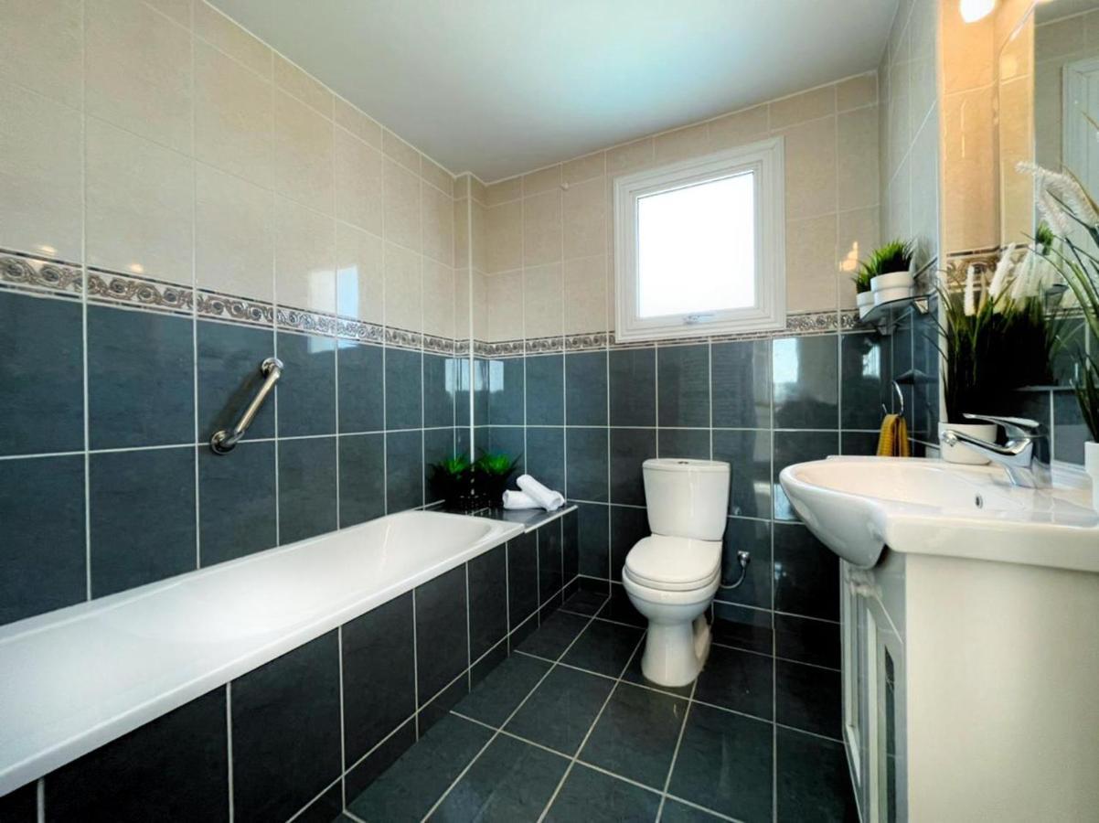 Villa Tarracotta 4 Bedroom, Near