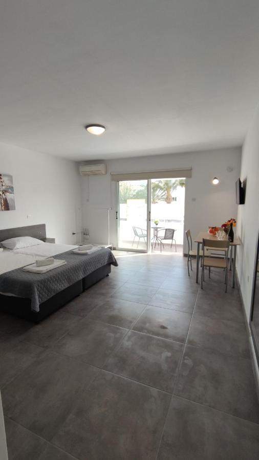 Nissi Avenue Apartment