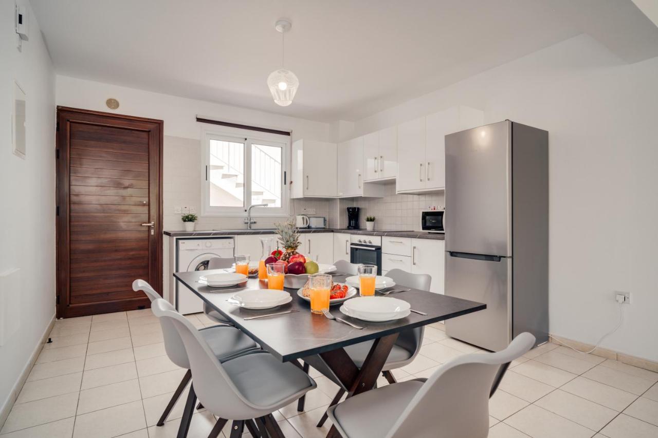 Helena Apartment *