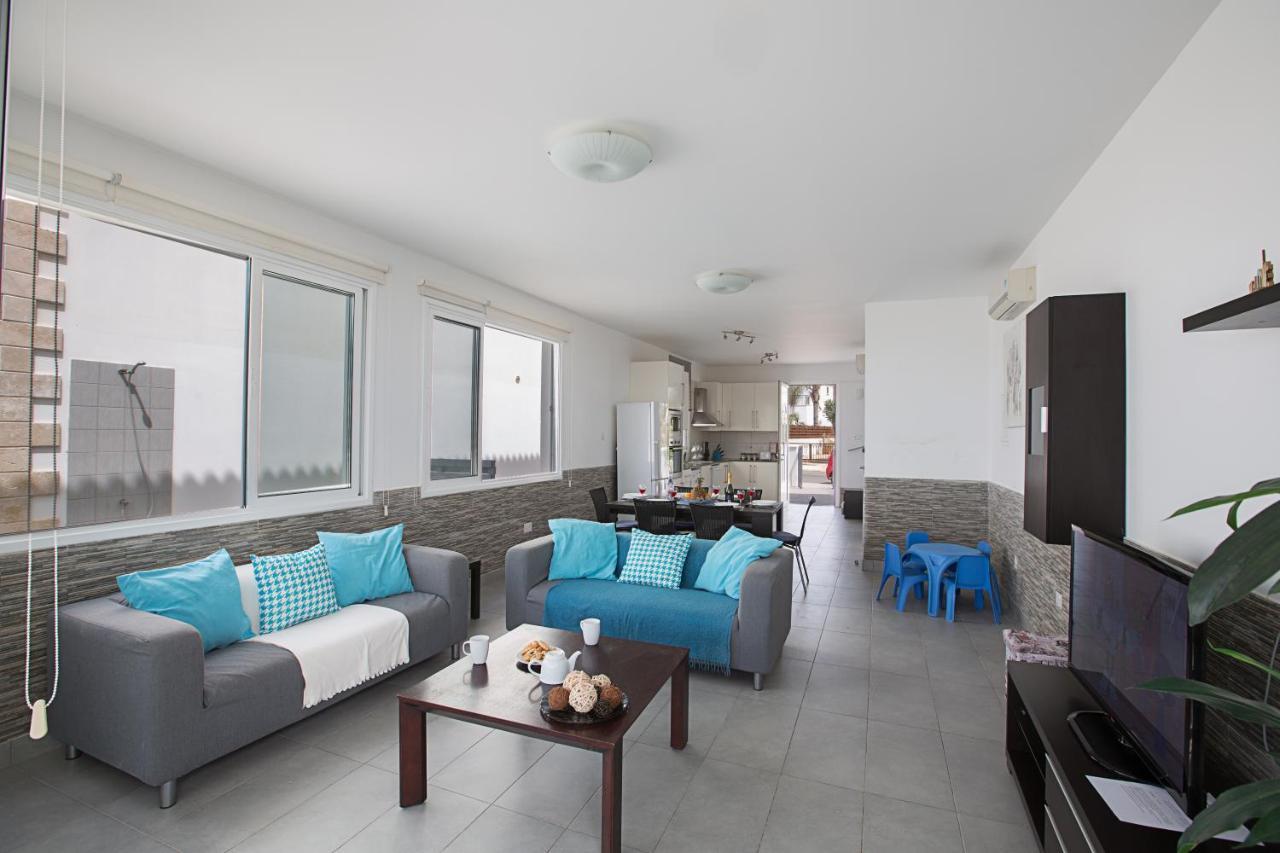 Villa Suri, Luxury Seafront *