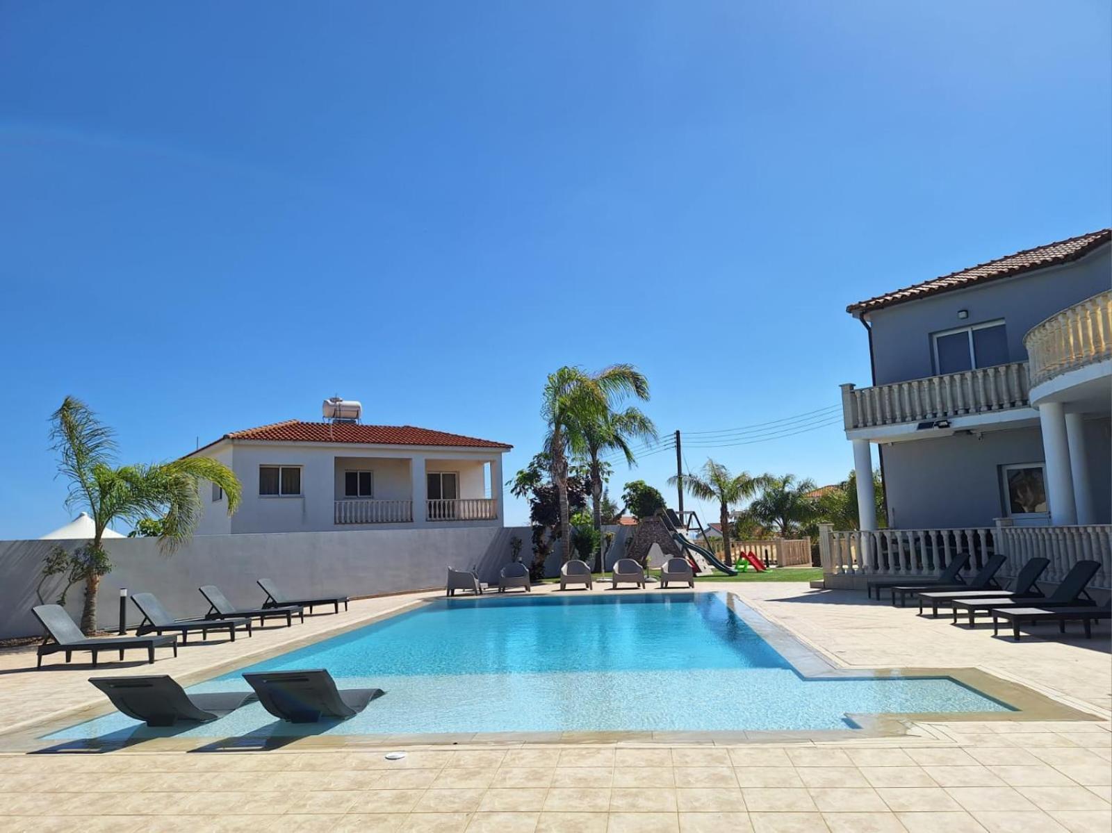 Grand Lynn Seaview Villa