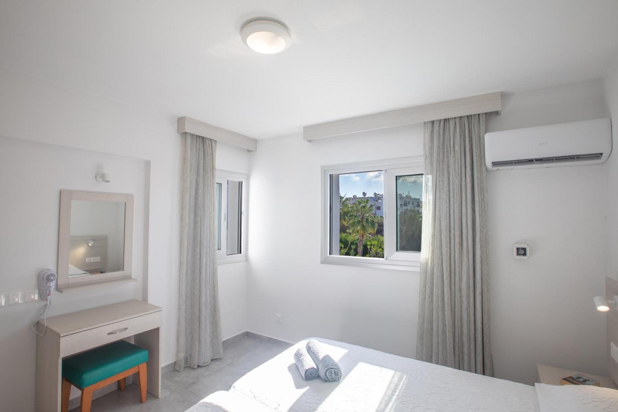 Aparthotel Pavlinia & 3*