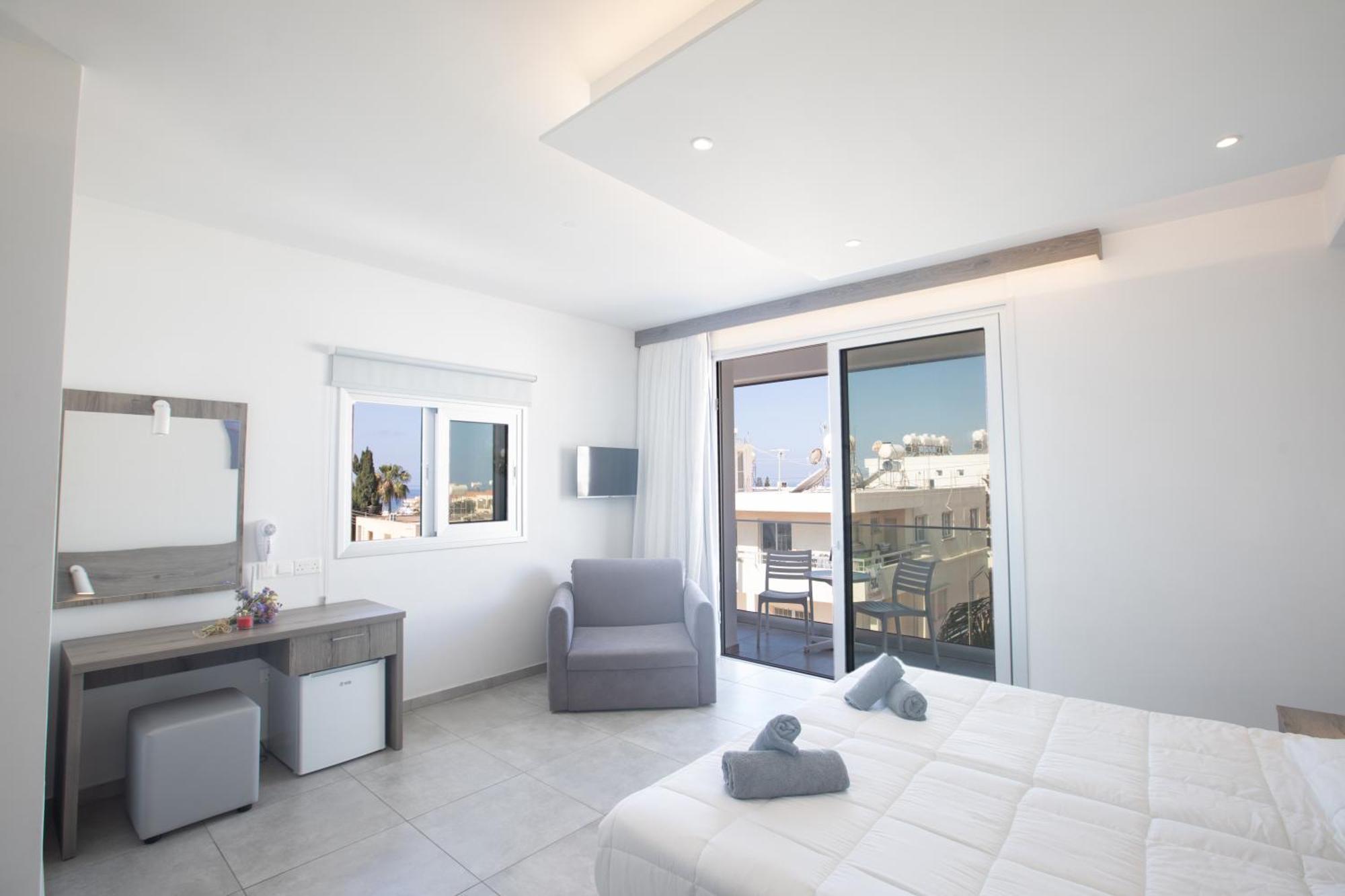 Aparthotel Pavlinia & 3*