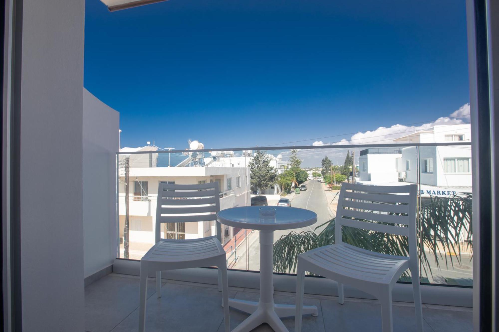 Aparthotel Pavlinia & 3*