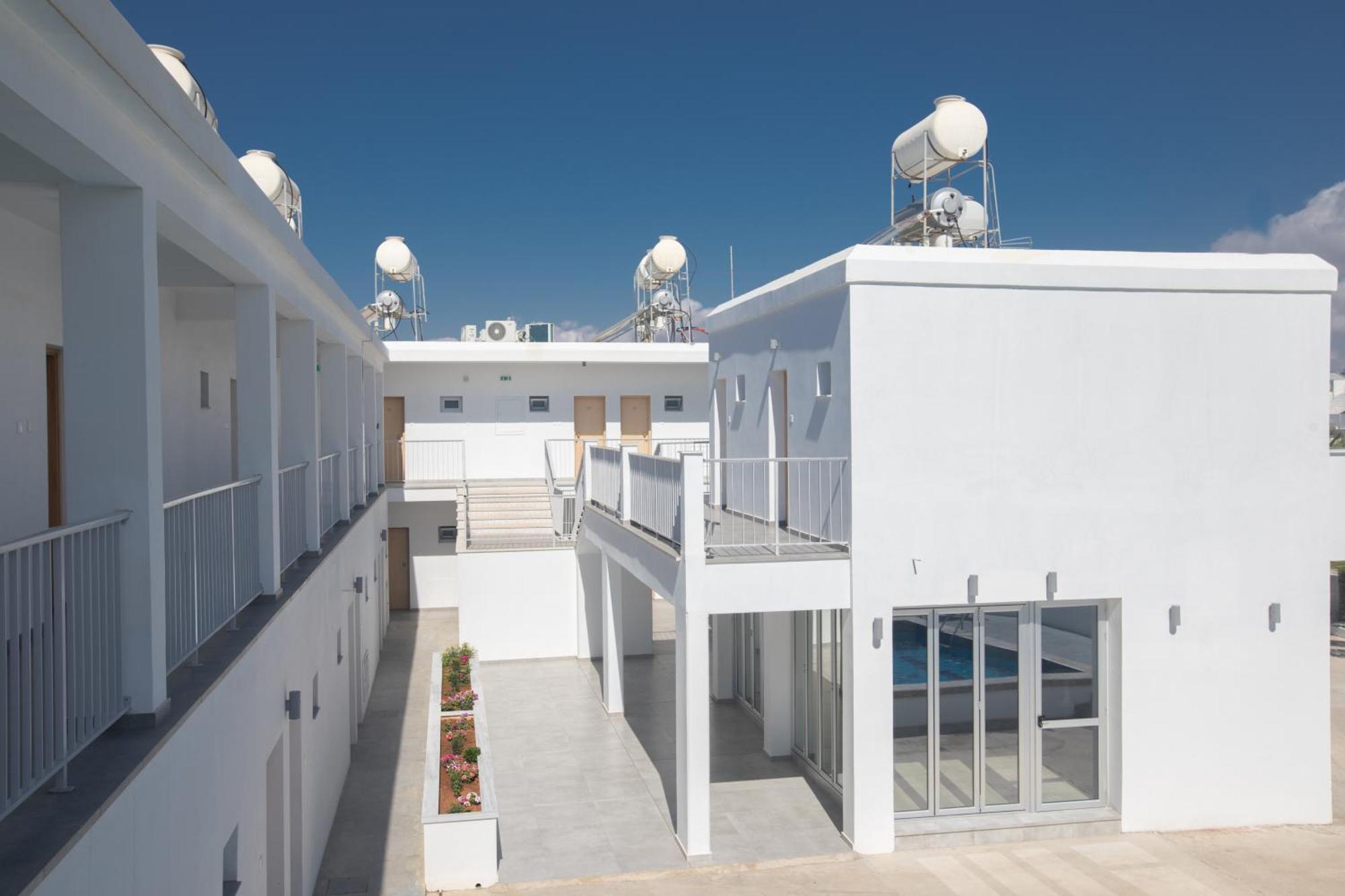 Aparthotel Pavlinia & 3*