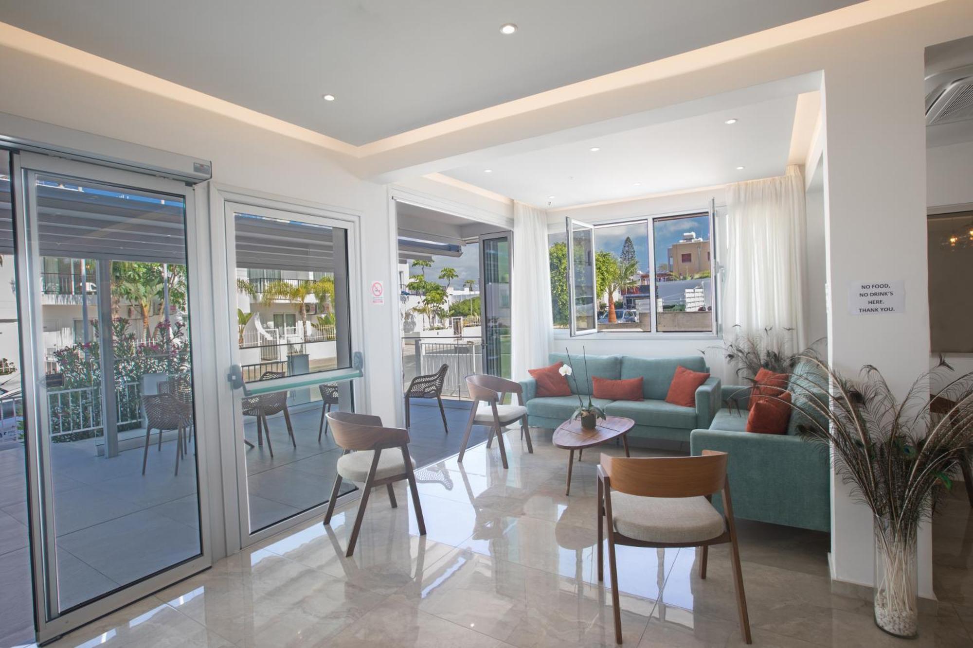 Aparthotel Pavlinia &