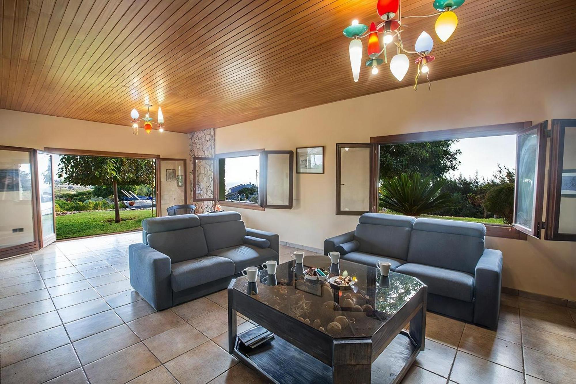 Foothills, Exquisite 5bdr With Pool And Stunning Views *