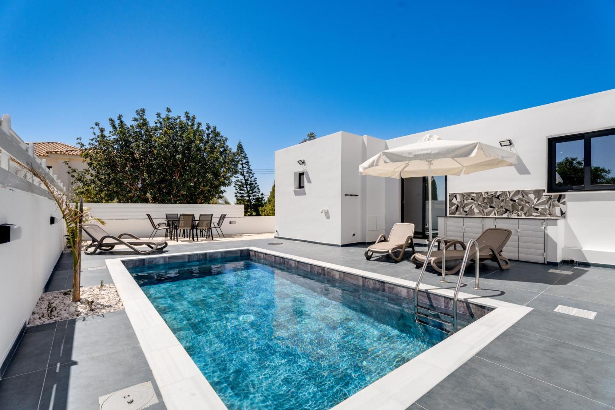 Luxury 1 & 2 Bdr 300 Meters From Sandy Beach!