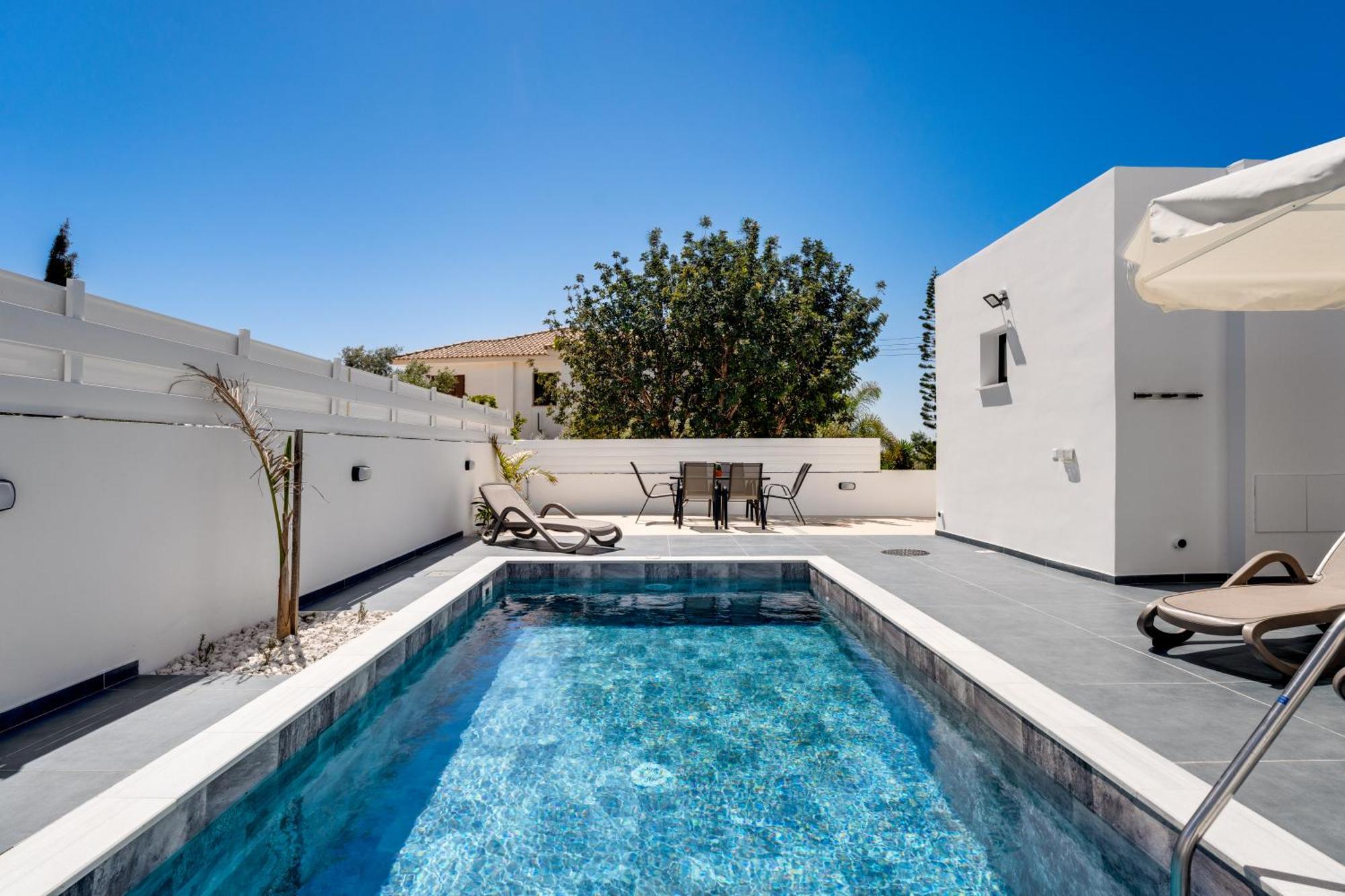 Luxury 1 & 2 Bdr 300 Meters From Sandy Beach! Villa *