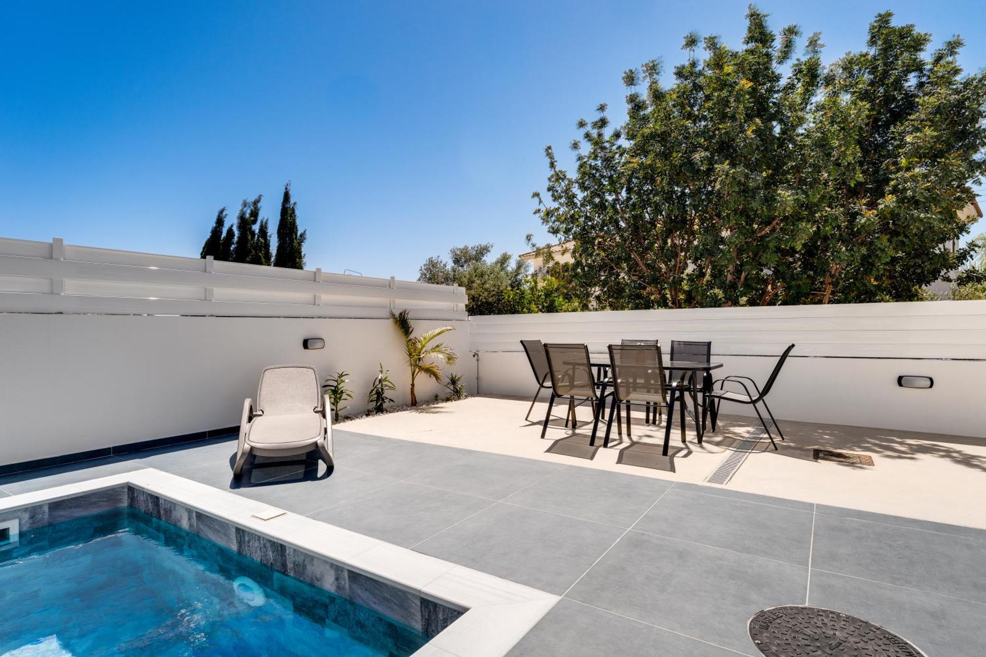 Luxury 1 & 2 Bdr 300 Meters From Sandy Beach! Villa