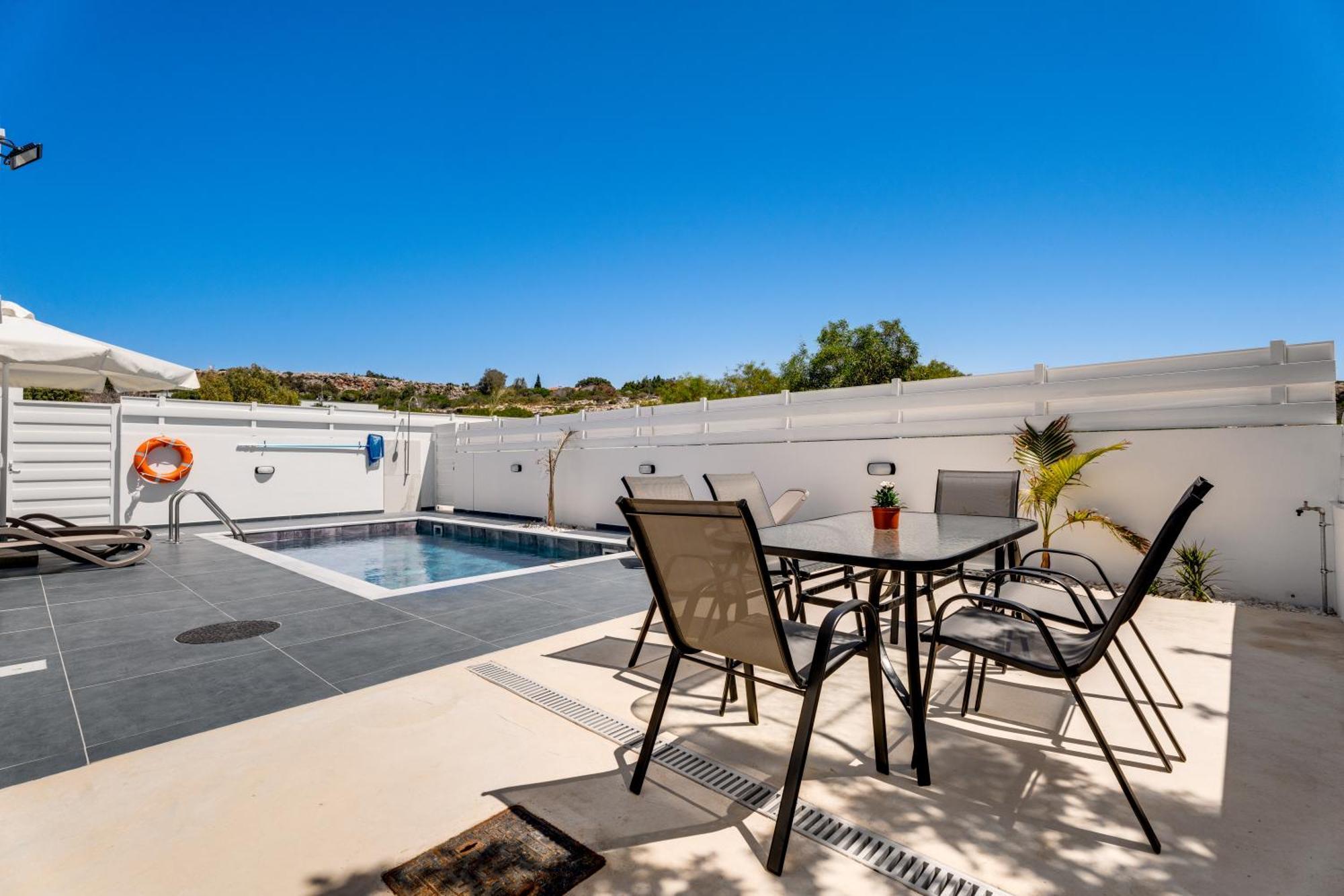 Villa Luxury 1 & 2 Bdr 300 Meters From Sandy Beach!