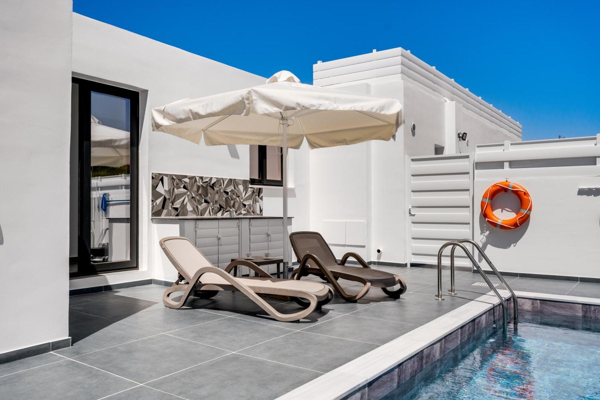 Luxury 1 & 2 Bdr 300 Meters From Sandy Beach!