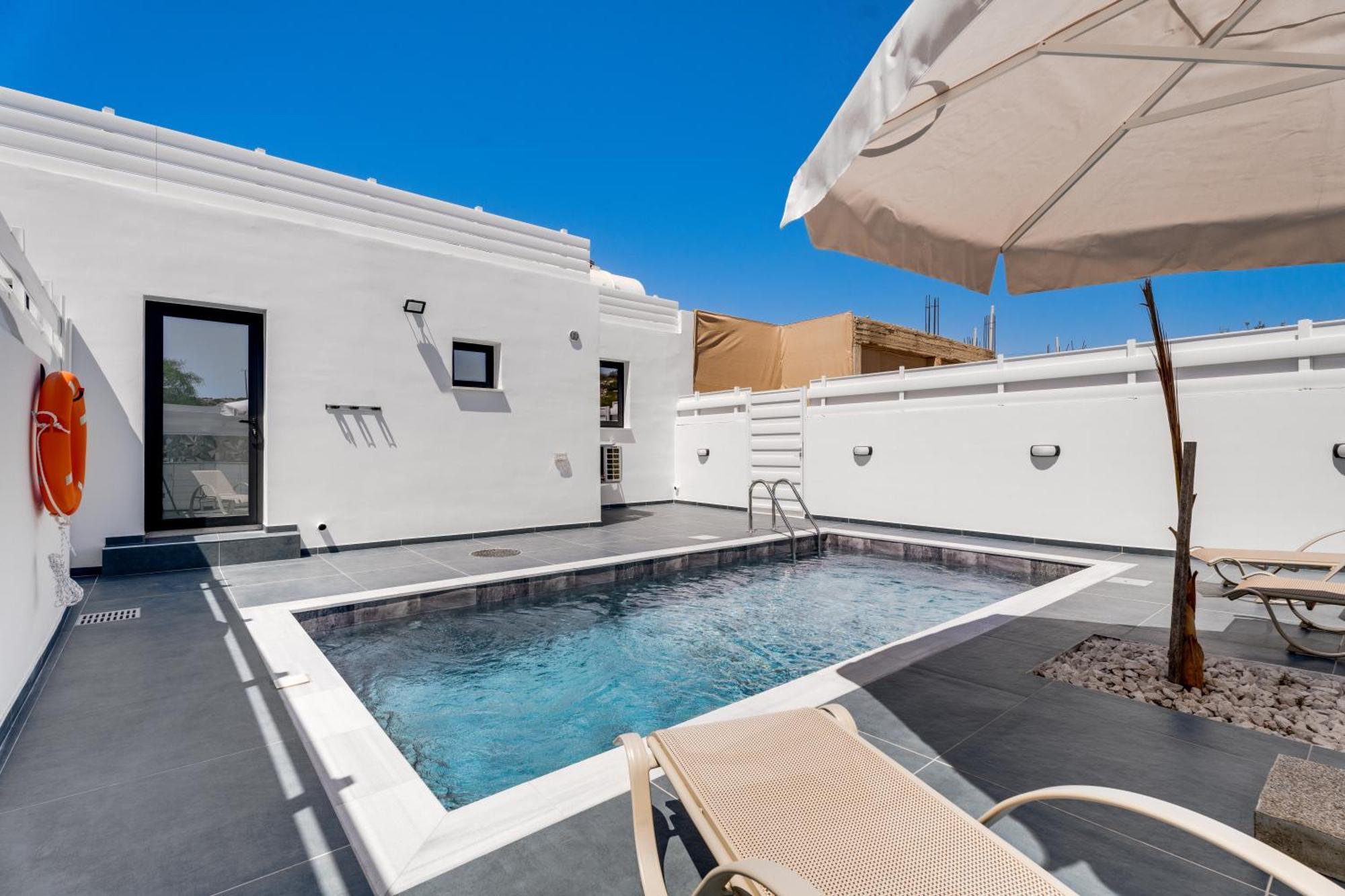 Luxury 1 & 2 Bdr 300 Meters From Sandy Beach!