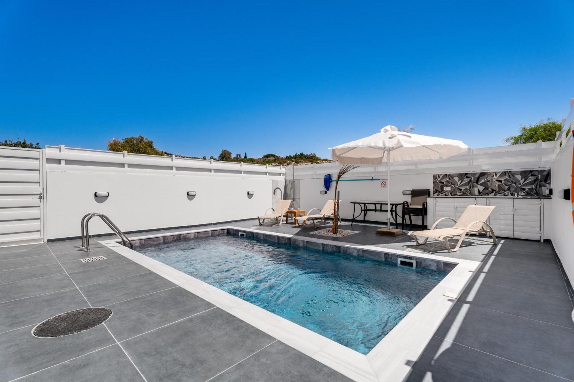 Luxury 1 & 2 Bdr 300 Meters From Sandy Beach! *