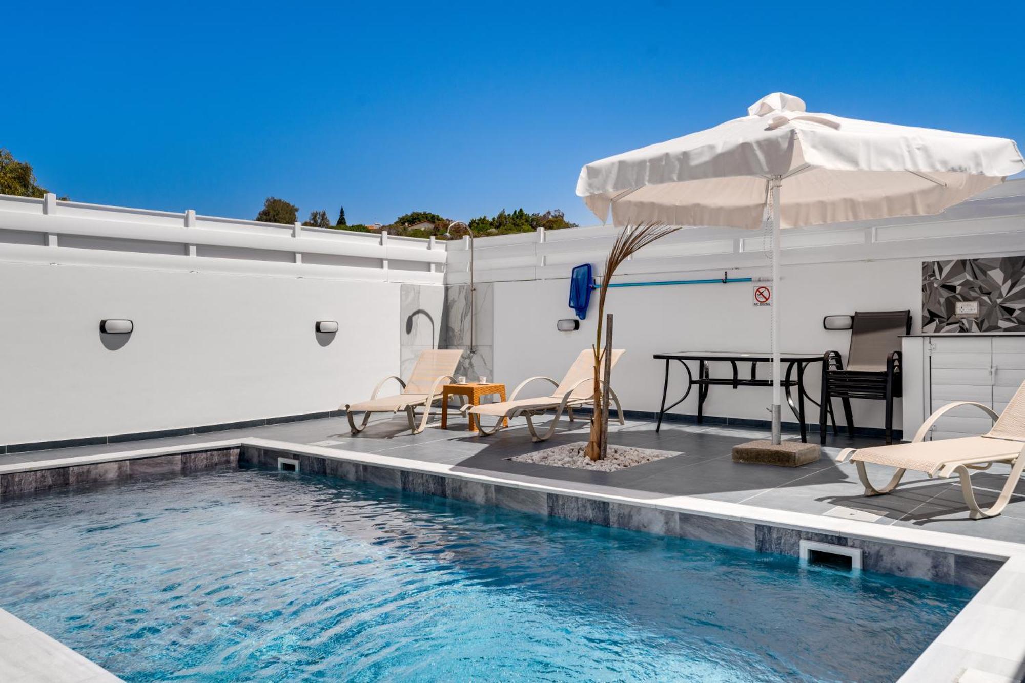 Luxury 1 & 2 Bdr 300 Meters From Sandy Beach! Villa *