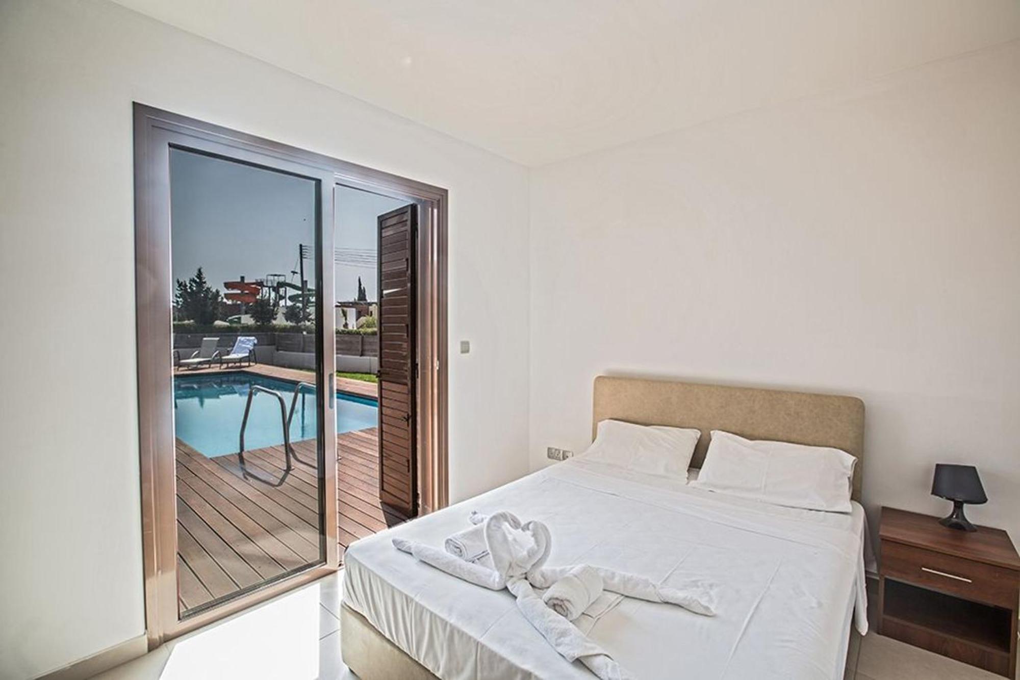 Petreris Dyo - Lovely 3 Bedroom With Pool - Short Walk To Nissi Avenue