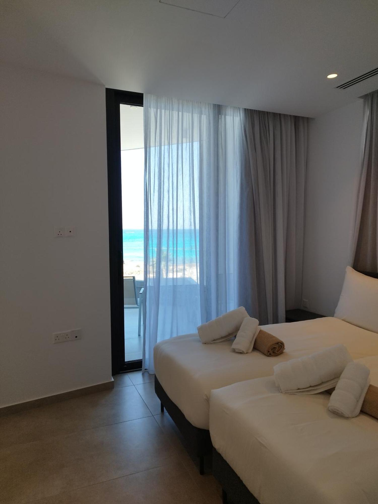 Aqua Beachfront - 2 Villa