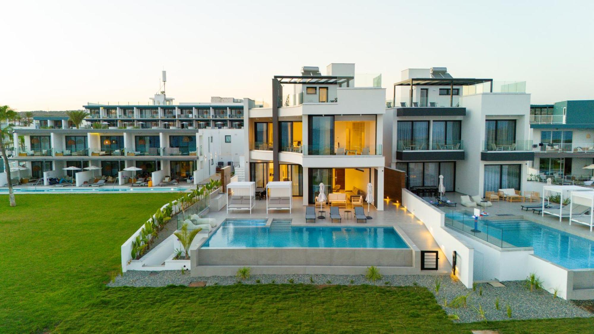 Villa Aqua Beachfront - 2