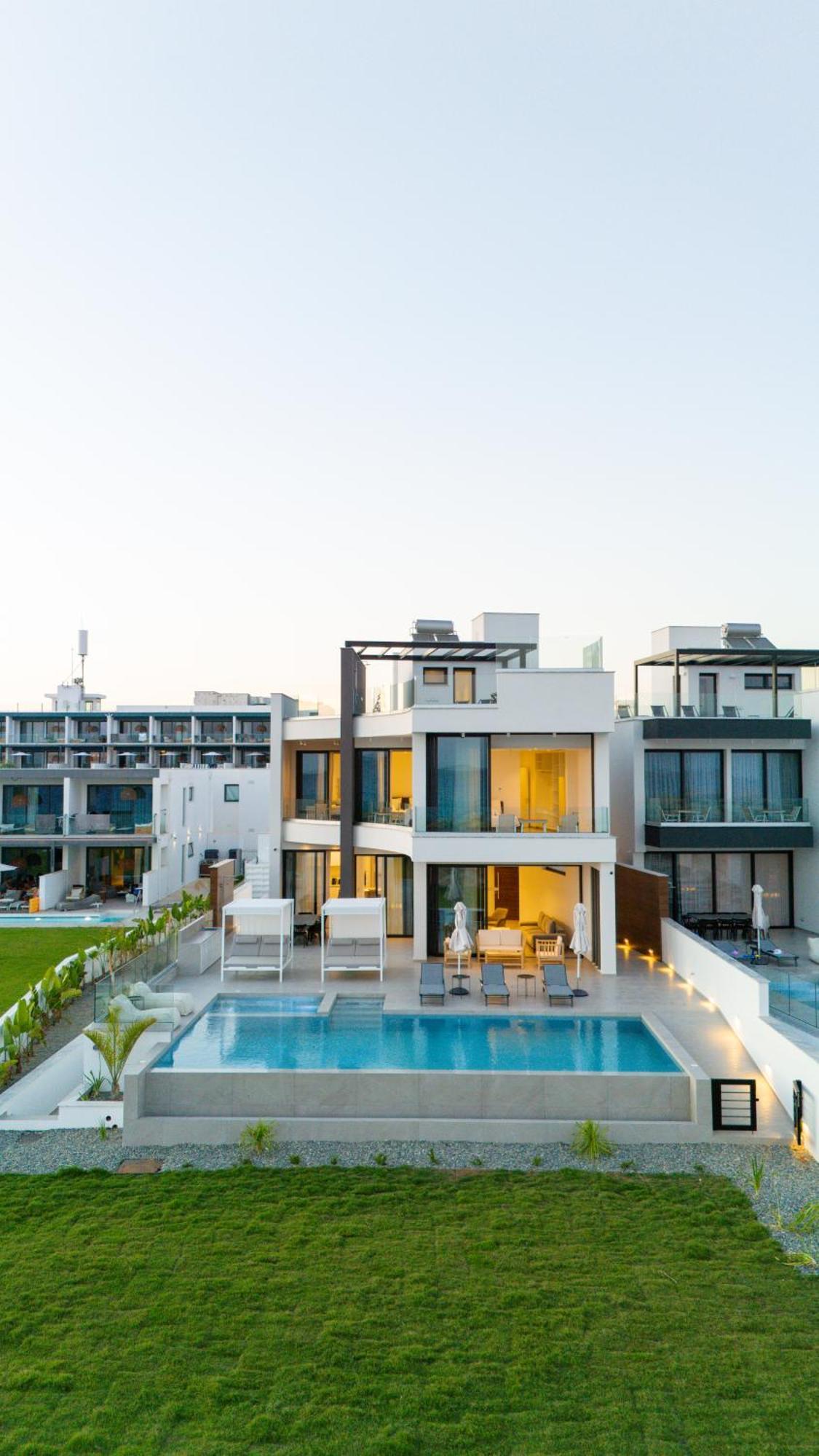 Aqua Beachfront - 2 Villa