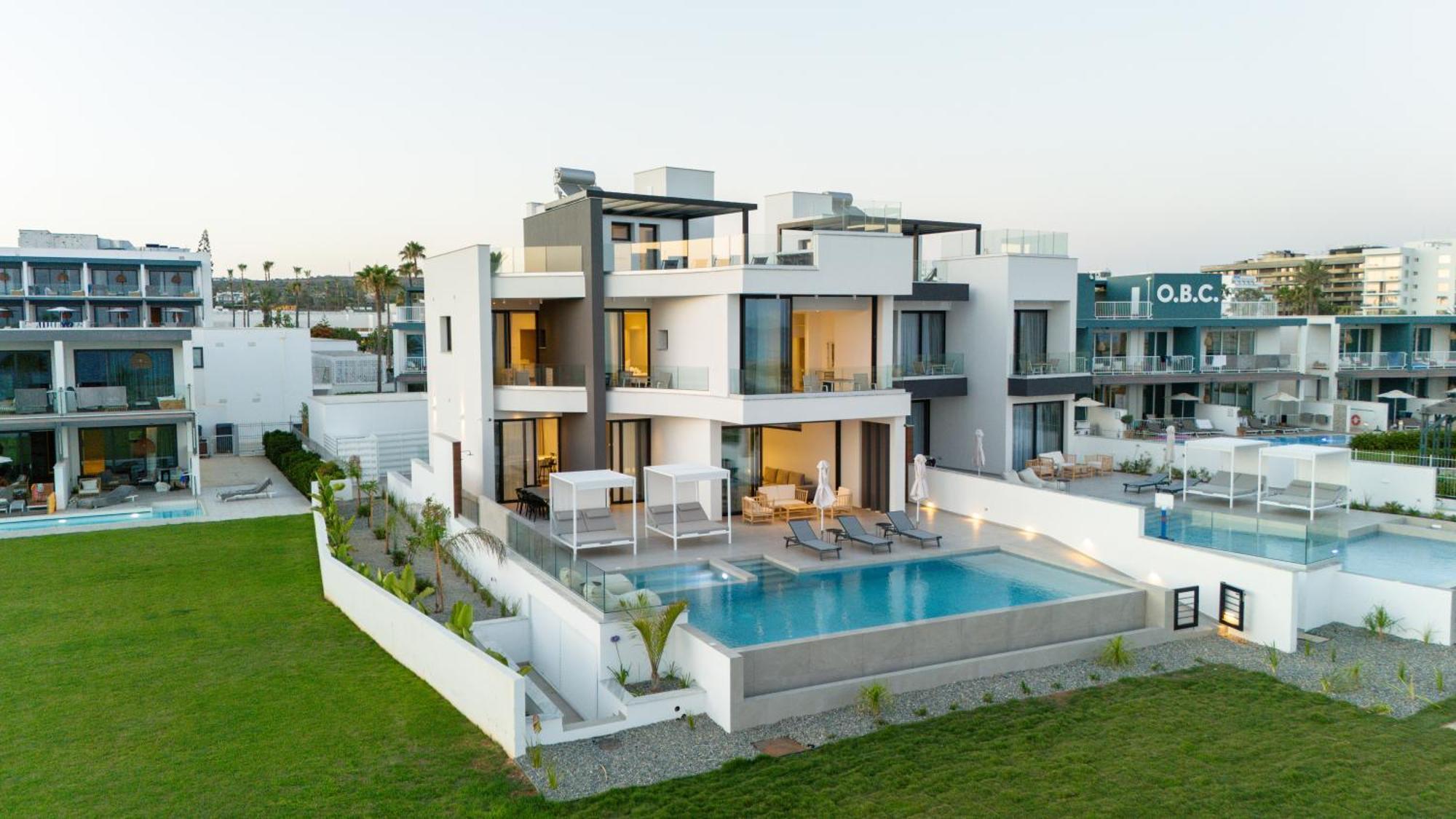 Villa Aqua Beachfront - 2