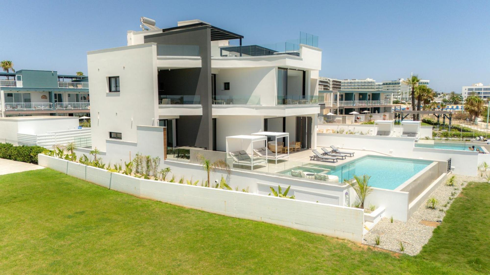 Aqua Beachfront - 2 Villa