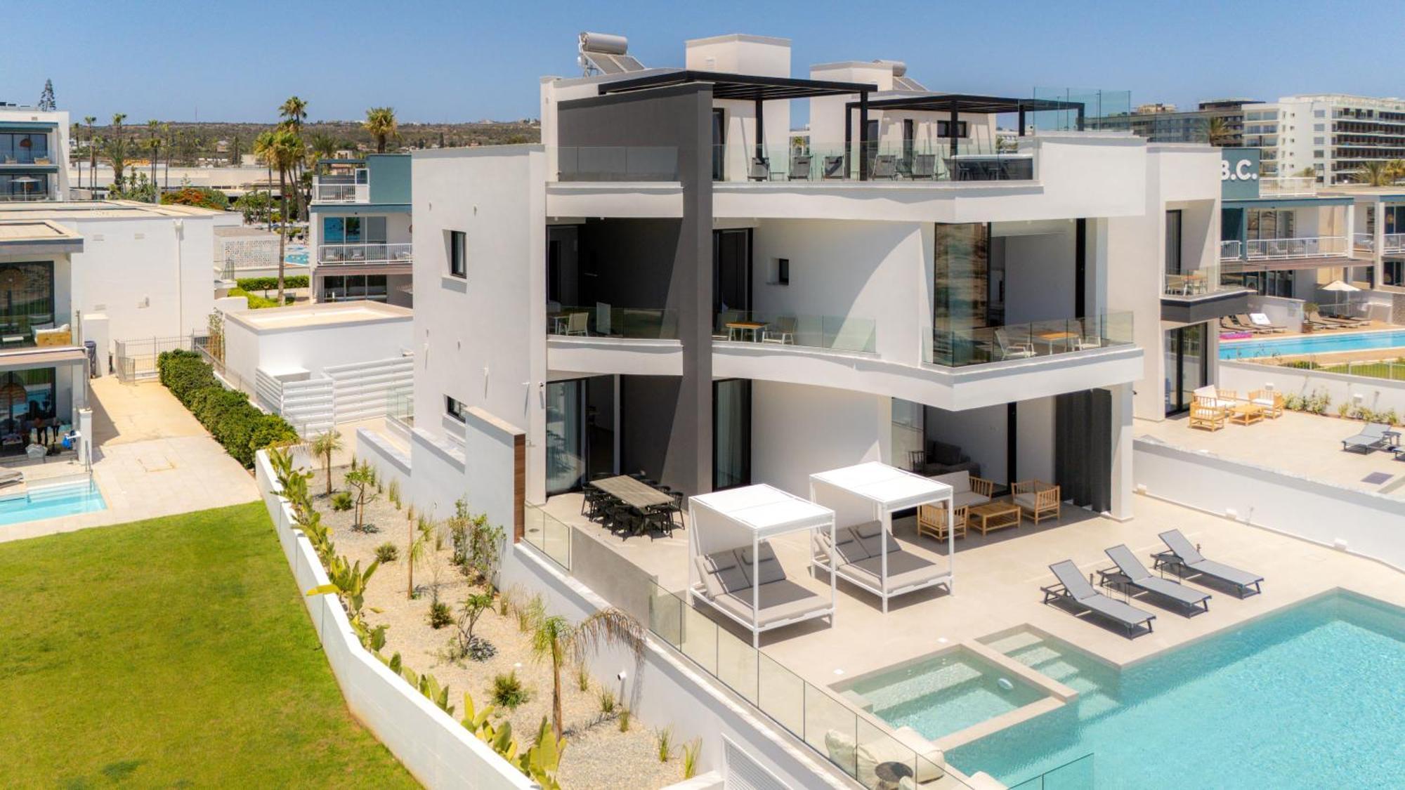 Aqua Beachfront - 2 *
