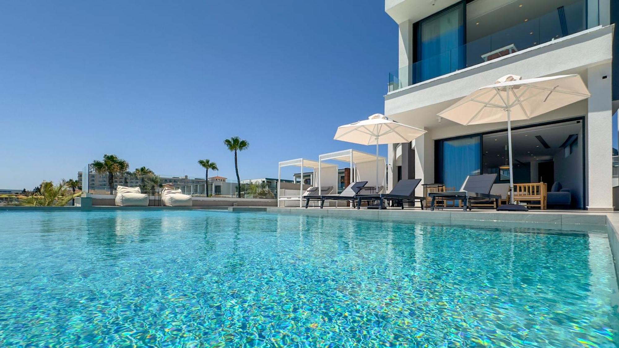 Aqua Beachfront - 2 Villa