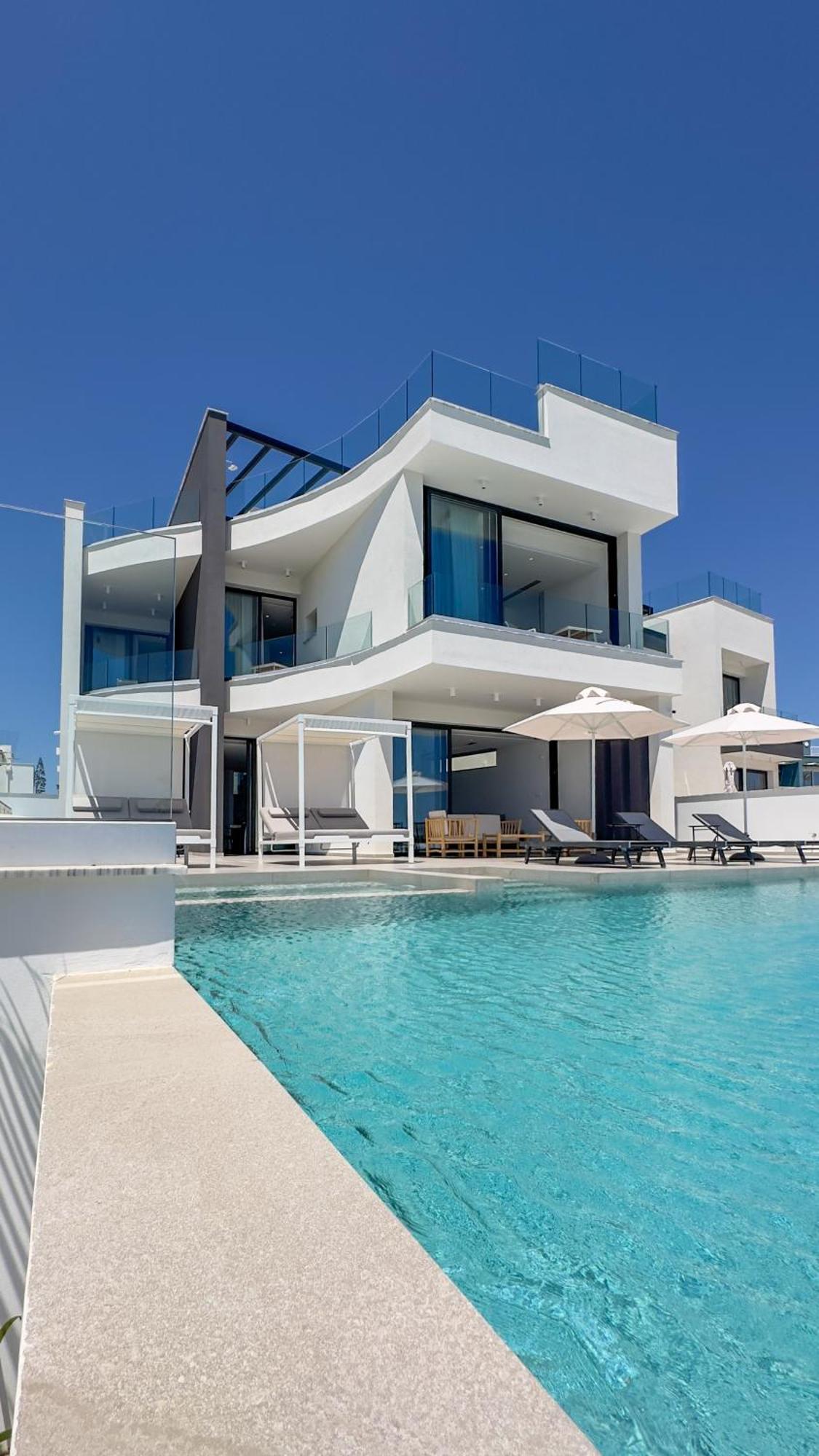 Villa Aqua Beachfront - 2