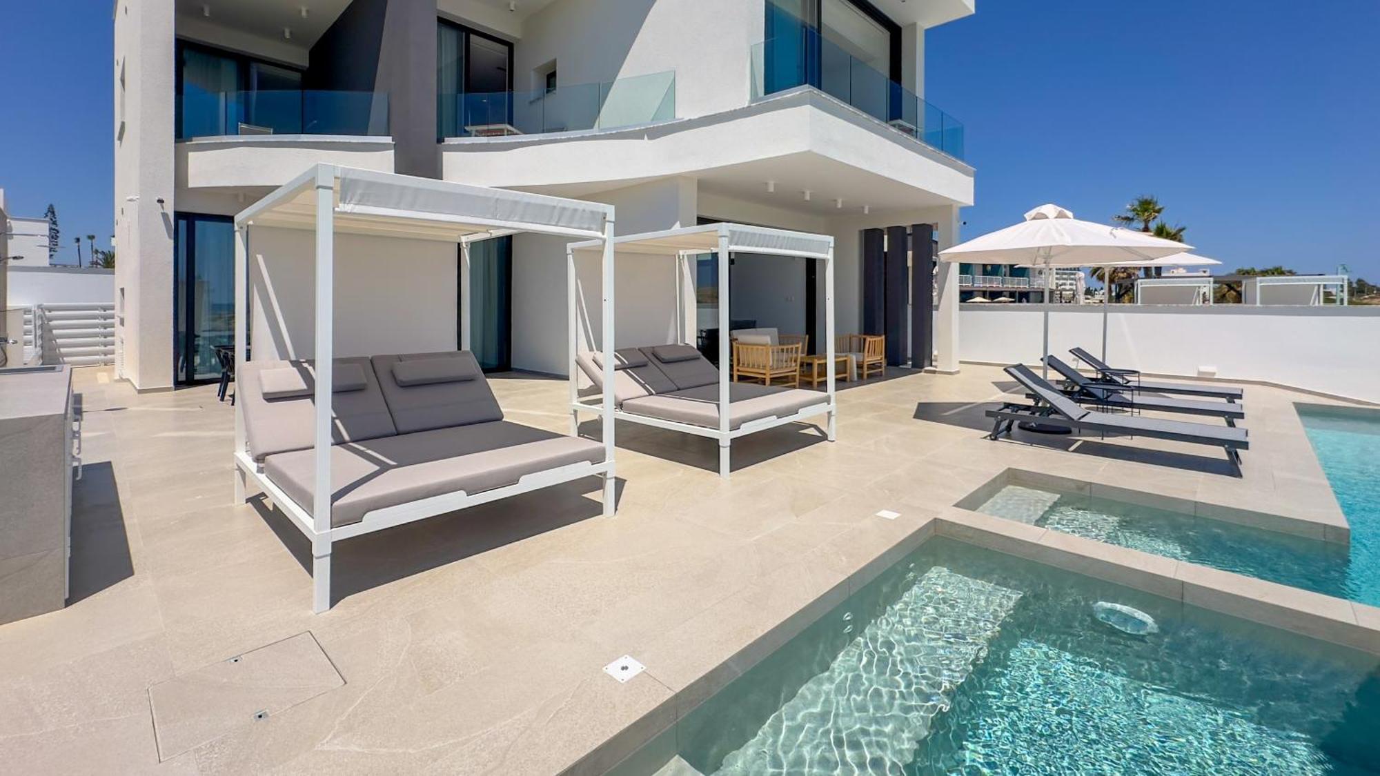 Aqua Beachfront - 2 *